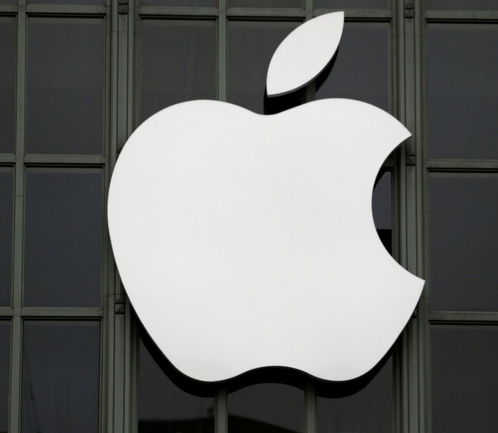 En hvit Apple-logo på en vegg. Foto.