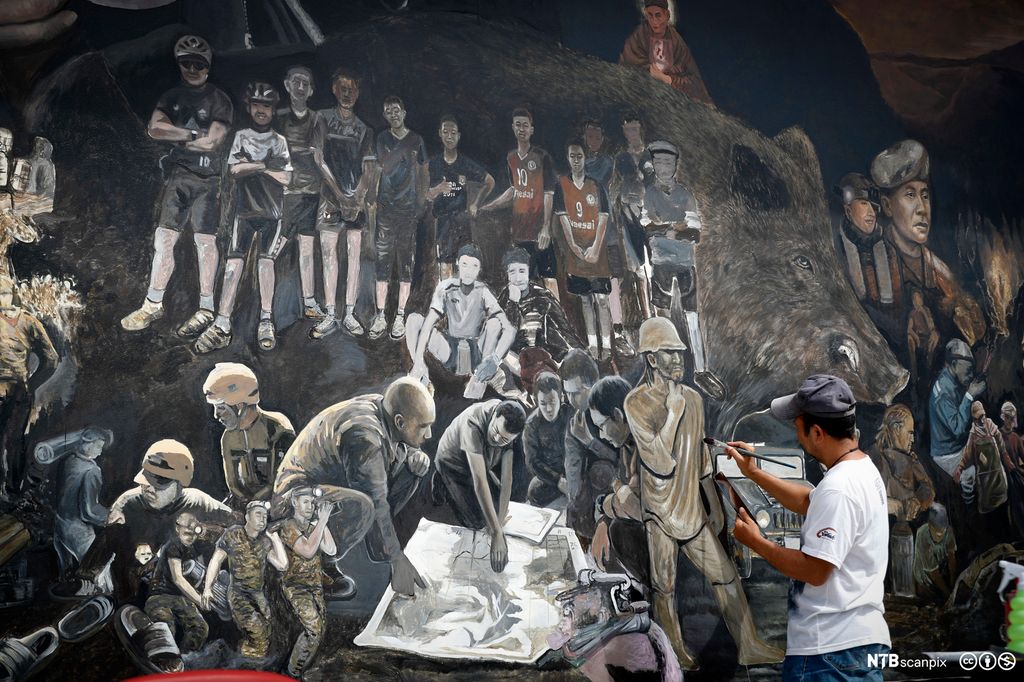 Et veggmaleri som viser hvordan tolv gutter blir reddet fra en oversvømt grotte i Thailand. Foto