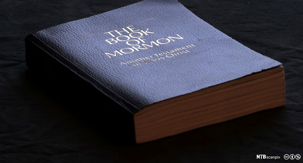 Blå bok med tittelen "The Book of Mormon". Foto.