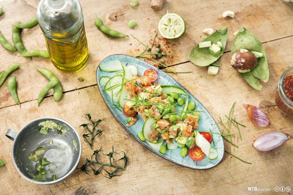 Salat med avokado og laks. Foto.