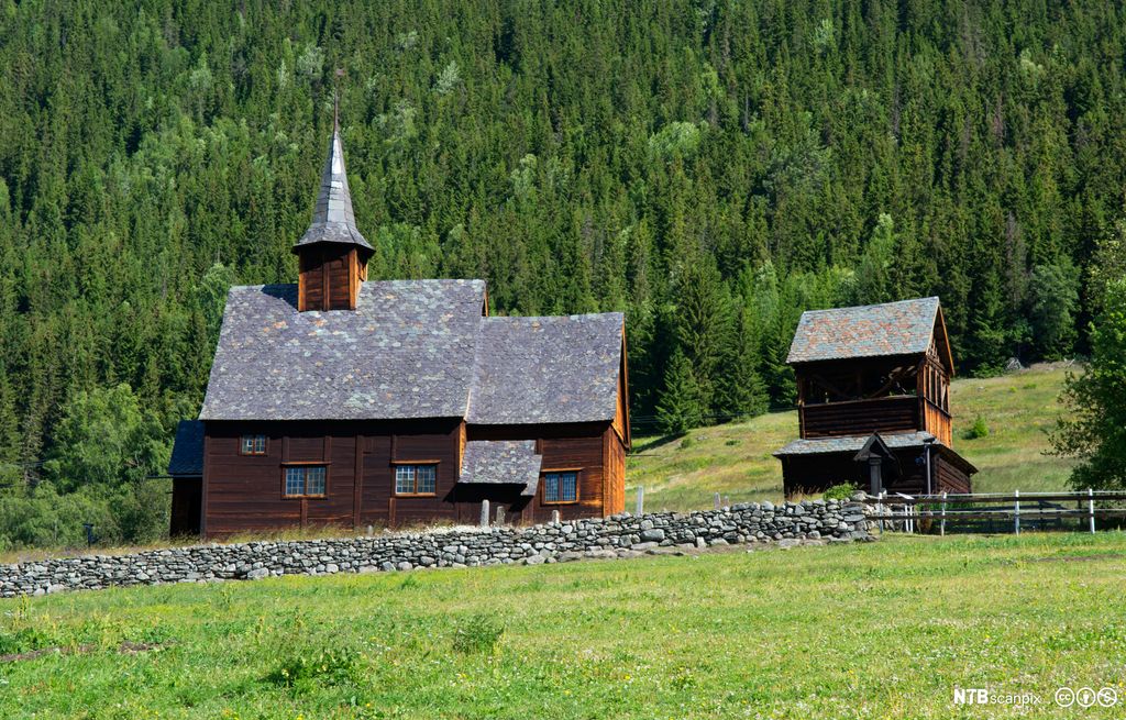 Lomen stavkirke i Vestre Slidre, Oppland fylke. Foto.