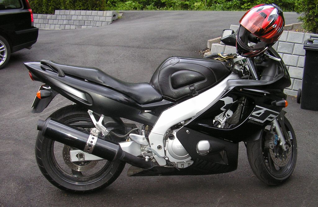 Motorsykkel parkert. Foto.