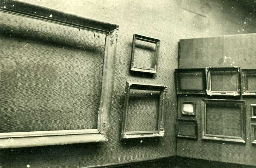 Tomme bilderammer på vegger med tapet. Foto.