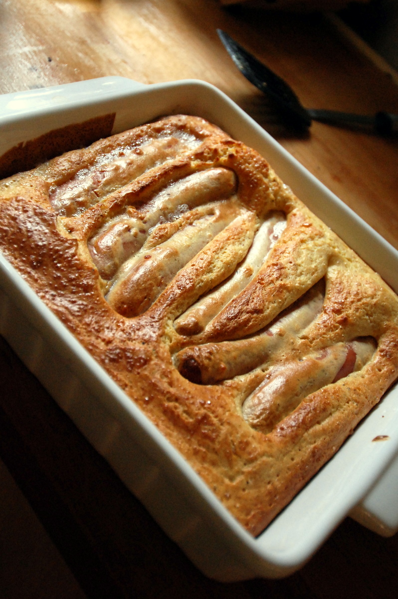Ei form med pølser innbakt i yorkshirepuddingrøre. Foto.