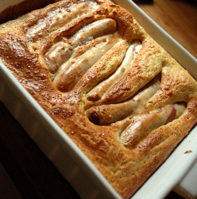 Ei form med pølser innbakt i yorkshirepuddingrøre. Foto.