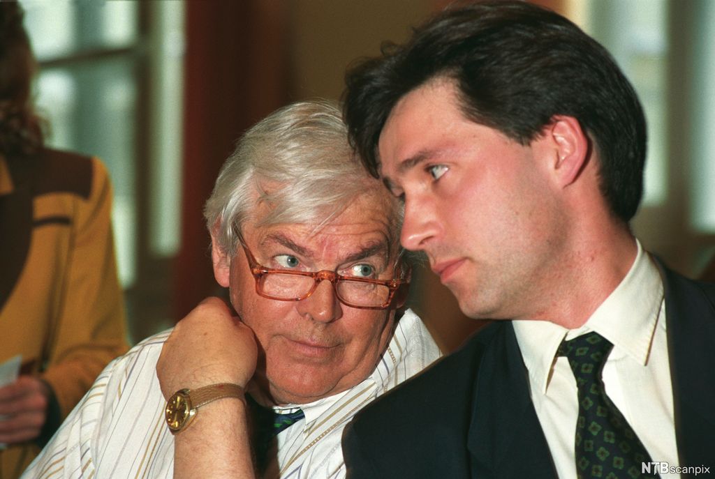 En yngre og en eldre mann snakker sammen. Foto.