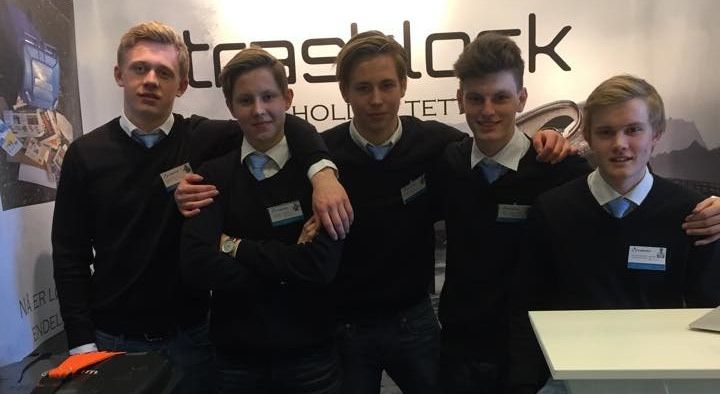 Fem unge gutter, glade og pent kledd. Foto.