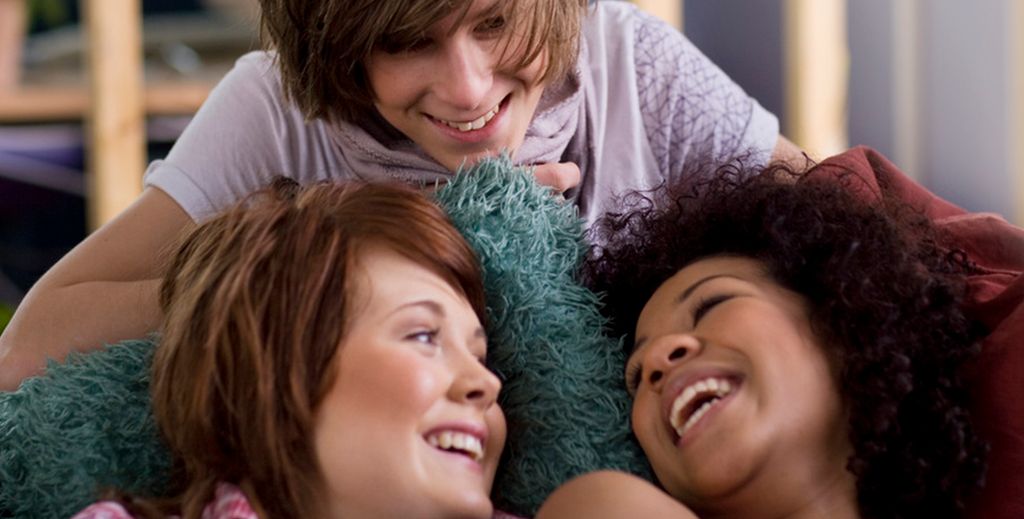 Tre venner snakker sammen. Foto.