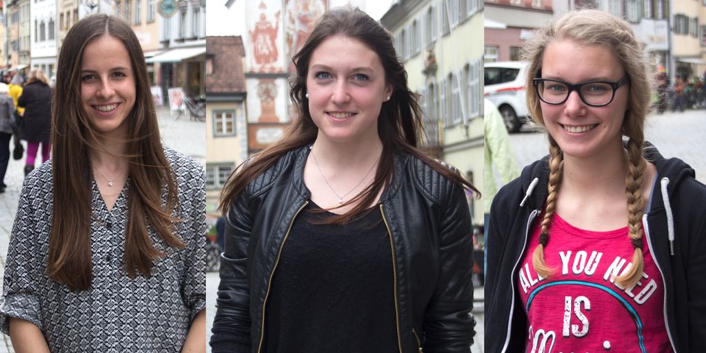 Tre unge jenter, Soazig Maltzahn, Maike Traub og Magdalena Bitterwolf, smiler ved siden av hverandre. Foto.