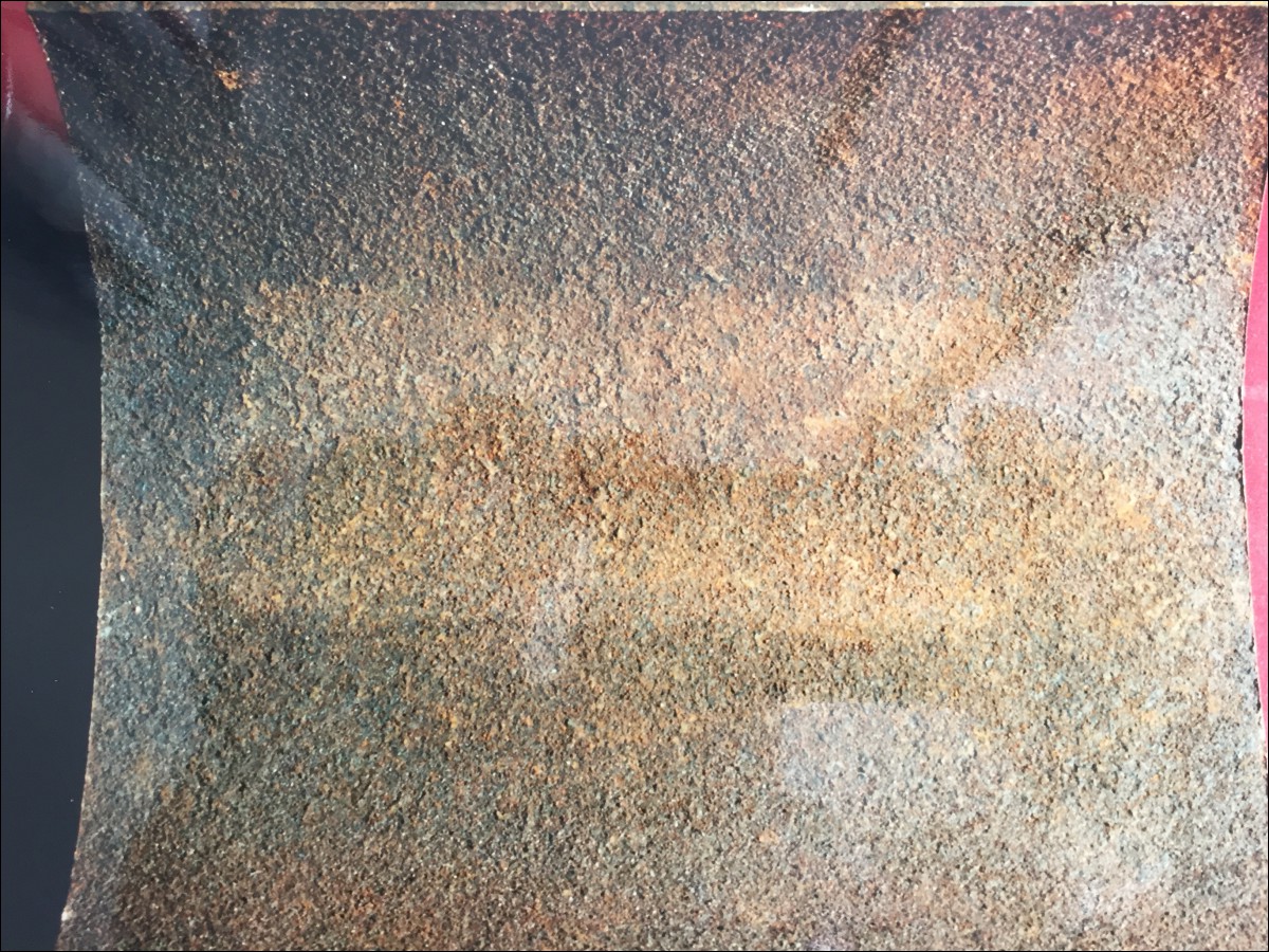 Stålplate med tynt, jevnt rustbelegg. Foto.