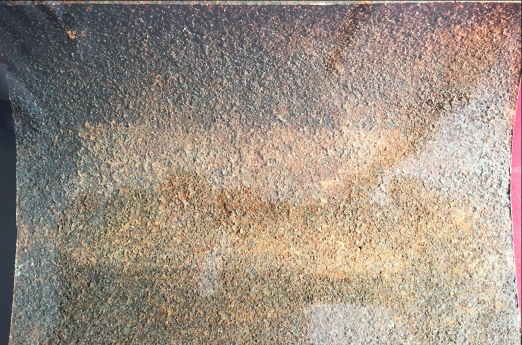 Stålplate med tynt, jevnt rustbelegg. Foto.