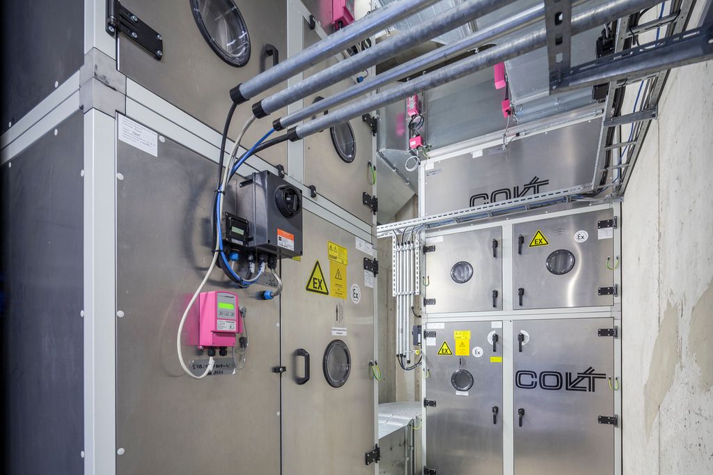 Bildet viser ei elektrisk tavle med brytere og med tilførsel av flere kabler. Foto.