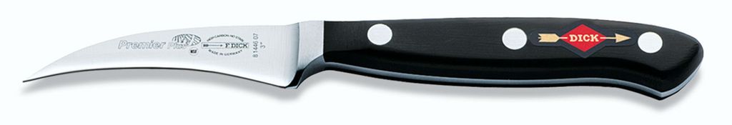 En tourneringskniv mot hvit bakgrunn. Foto.