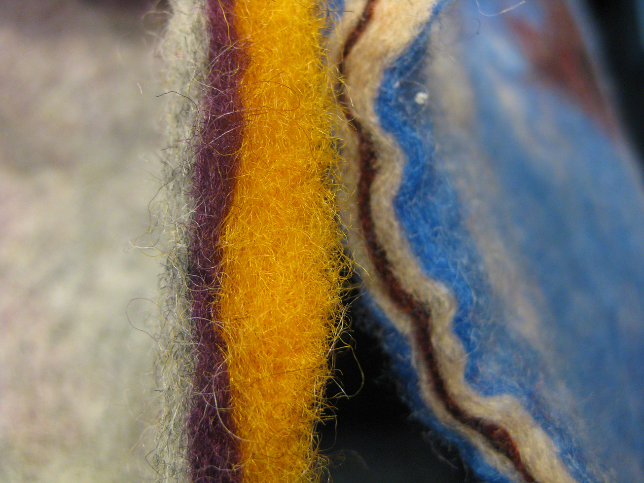 Tverrsnitt av to tovete sitteunderlag. Foto.