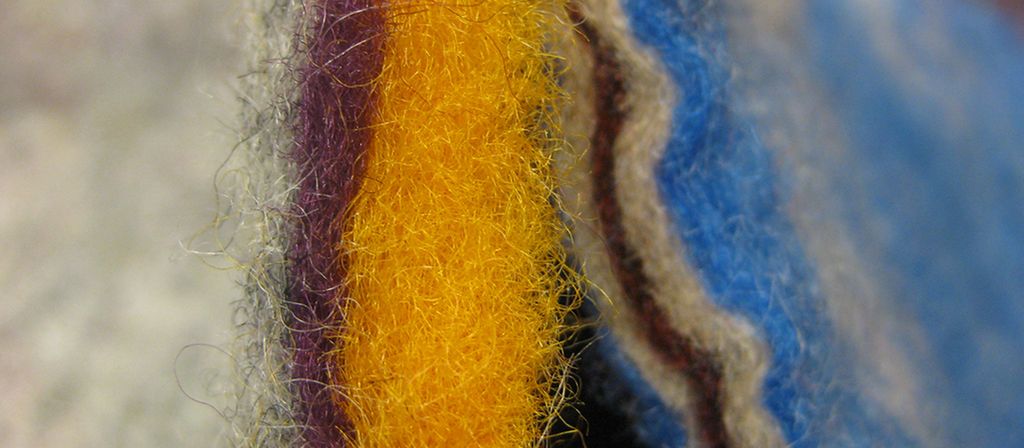 Tverrsnitt av to tovete sitteunderlag. Foto.