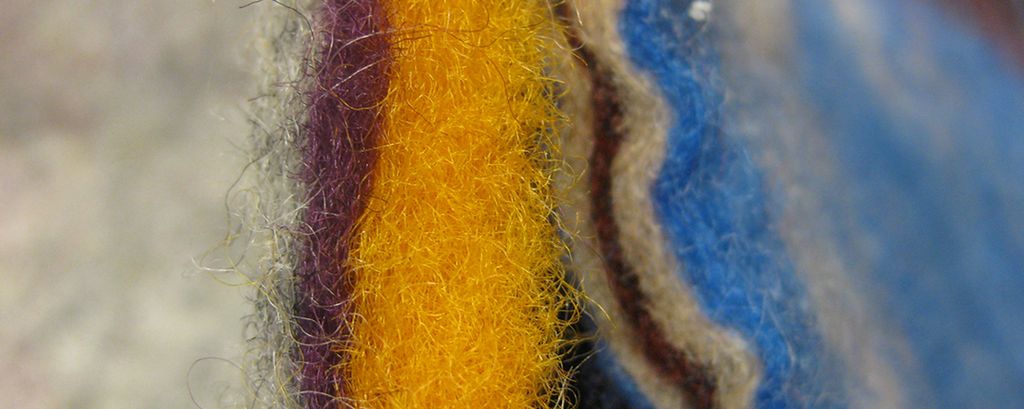 Tverrsnitt av to tova sitjeunderlag. Foto.