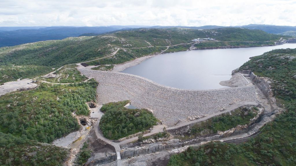 Oppdemming av et stort vann under konstruksjon. Foto.