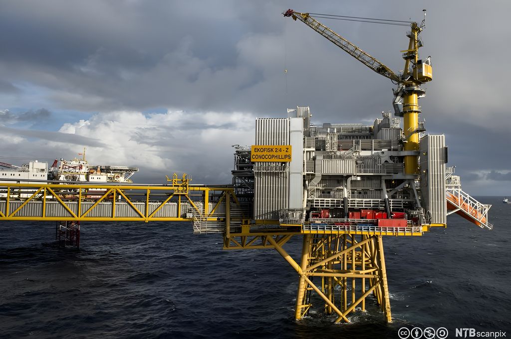 Ei jacket-plattform til havs, med eit skilt kor det står Ekofisk og ConocoPhillips. Foto.