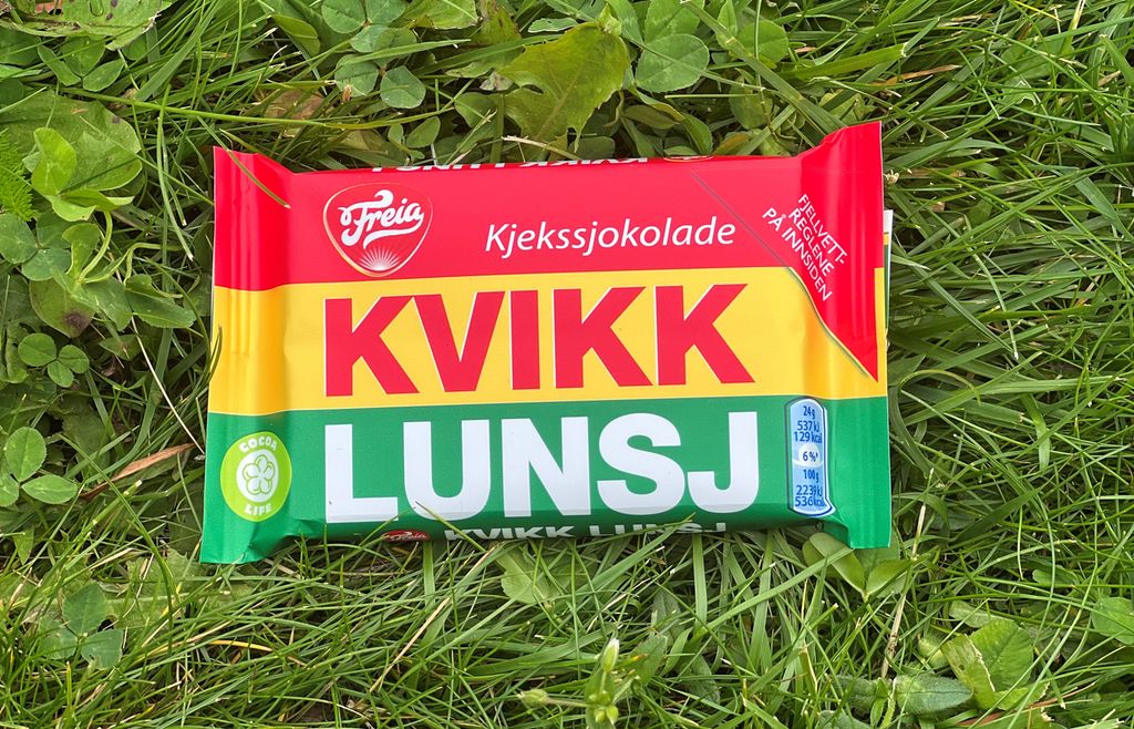 En Kvikk Lunsj-sjokolade ligger i gresset. Foto. 