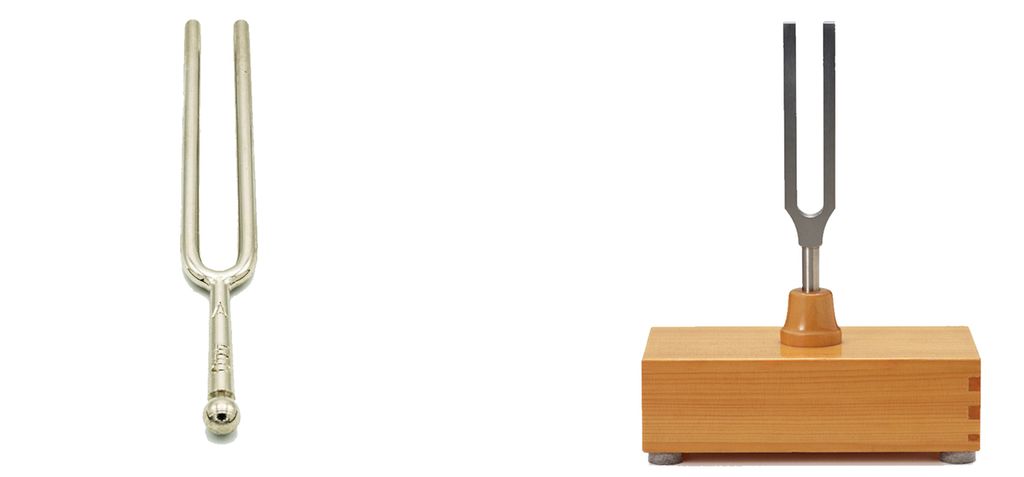 To bilder av et metallinstrument med to lange, tykke pinner. På det ene bildet ligger det på en flate, på det andre står instrumentet på ei liten trekasse, ei resonanskasse. Foto.