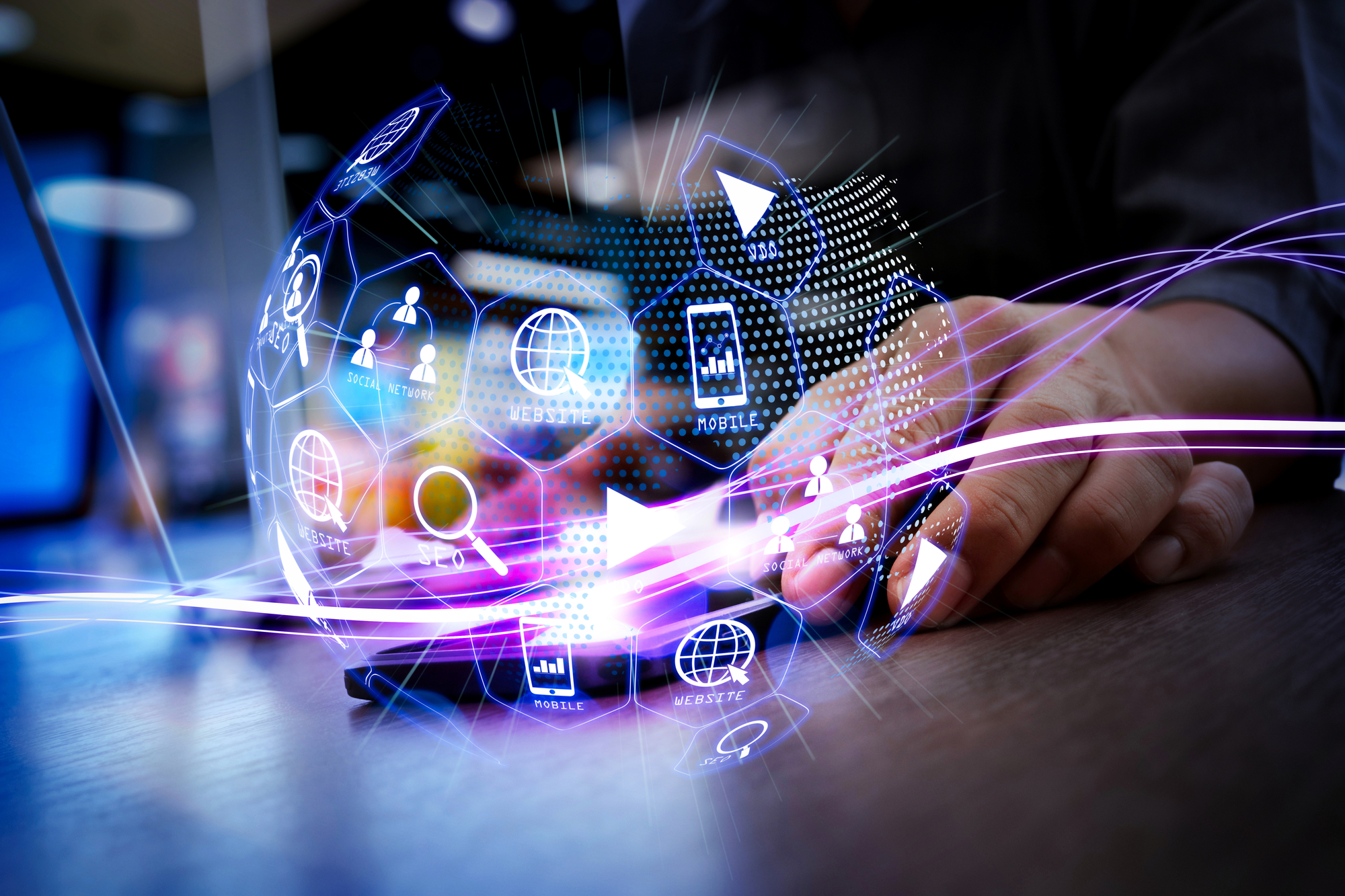 Bilde satt sammen av en hånd i bakgrunnen og en datategnet fotballaktig kule med ulike symboler for digital kommunikasjon på i forgrunnen. Illustrasjon.