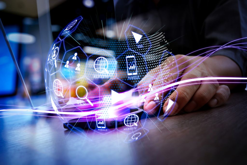 En hånd holder en mobiltelefon. Over hånden svever det et projisert bilde med ikoner fra telefonen. Illustrasjon.