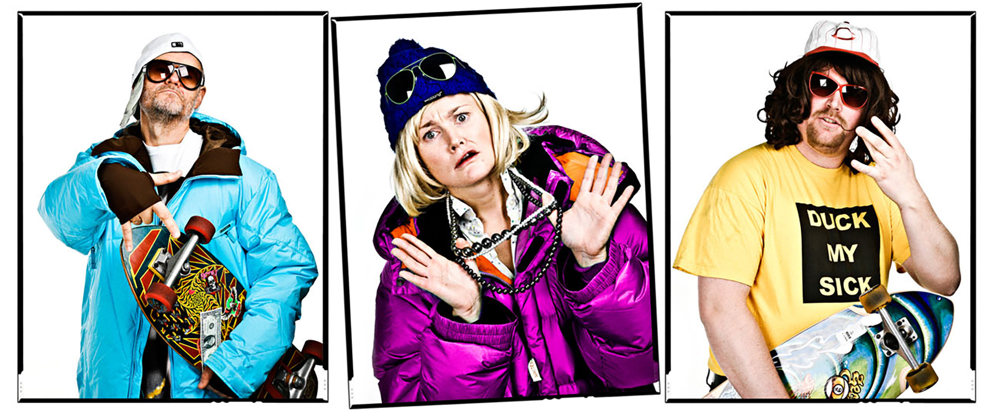 To bilder som viser henholdsvis en mann og en kvinne, begge med glinsende boblejakke. Mannen har rullebrett, kvinnen har kjeder med svarte perler rundt halsen. Begge ser ut til å ønske å virke yngre enn de faktisk er. Foto.