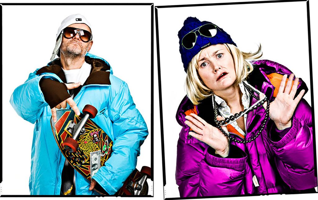 To bilder som viser henholdsvis en mann og en kvinne, begge med glinsende boblejakke. Mannen har rullebrett, kvinnen har kjeder med svarte perler rundt halsen. Begge ser ut til å ønske å virke yngre enn de faktisk er. Foto.