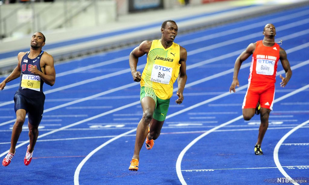 Usain Bolt spring 200 meter på bane. Foto.