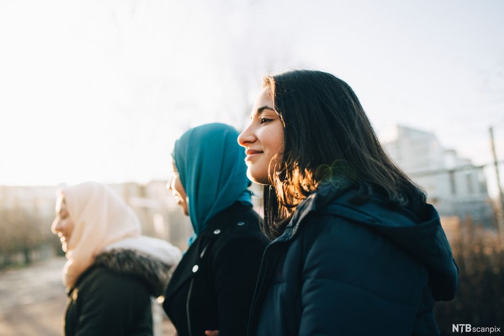Tre muslimske tenåringsjenter der to har sjal og en ikke. Foto. 