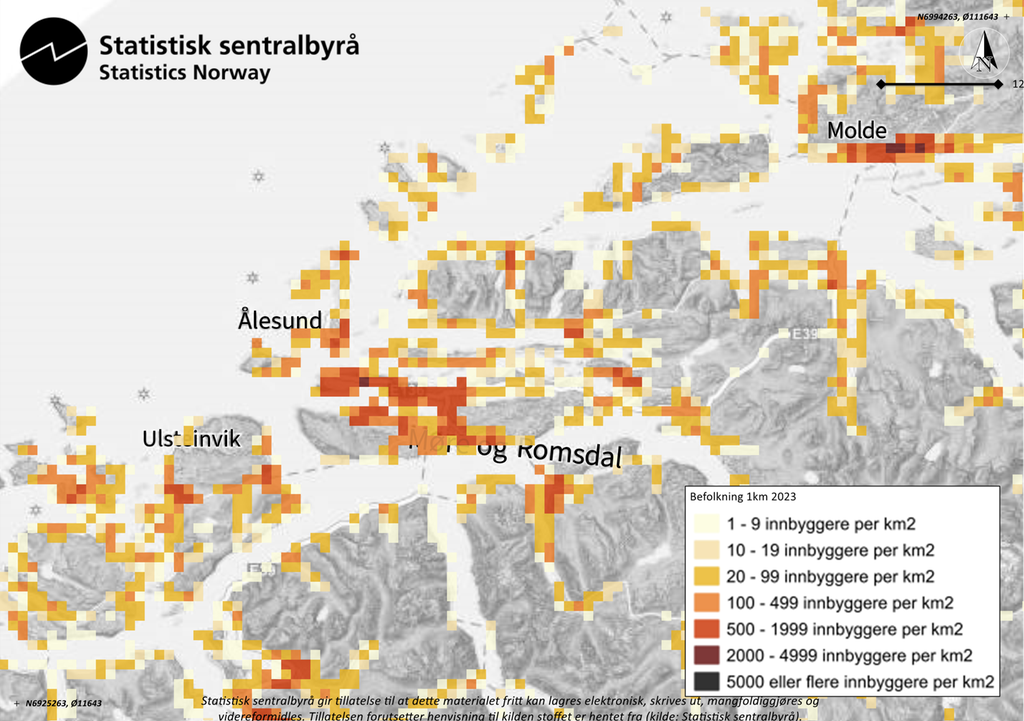 Kartutsnitt som viser delar av Romsdal og Sunnmøre. Små farga kvadrat representerer befolkningstettleik i området. Til dømes angir lysegult 1 til 9 innbyggarar per kvadratkilometer, oransje angir 100 til 499 innbyggarar per kvadratkilometer, og mørkeraudt angir 2000 til 4999 innbyggarar per kvadratkilometer. Illustrasjon.