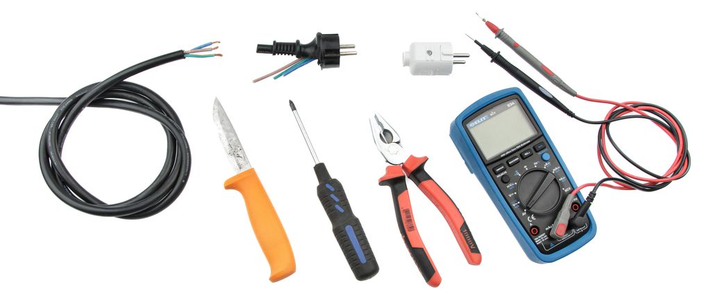 Leidning, kniv, skrujern, støpsel, tong og multimeter. Foto.