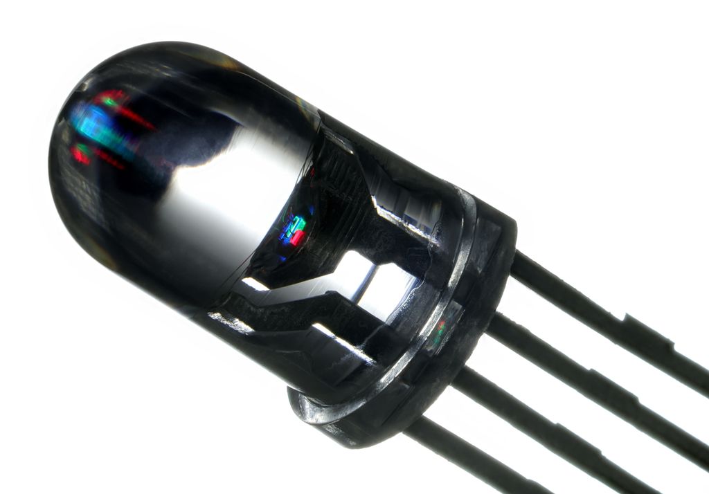 RGB-lysdiode med fire tilkoblingsbein. Foto.