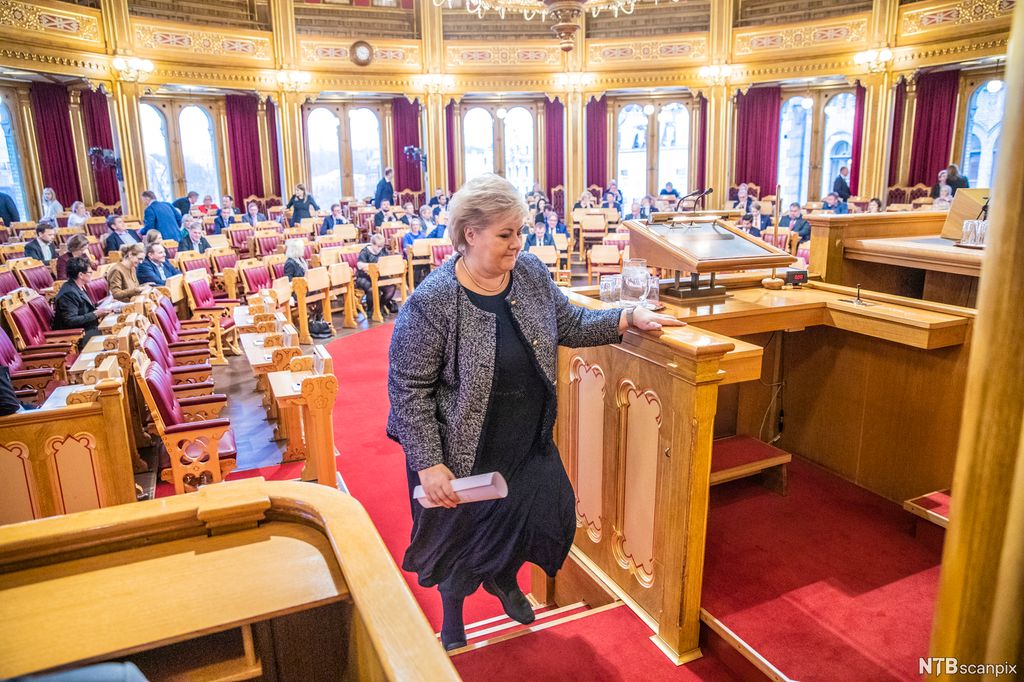 Erna Solberg på vei opp til talerstolen på Stortinget. Foto.