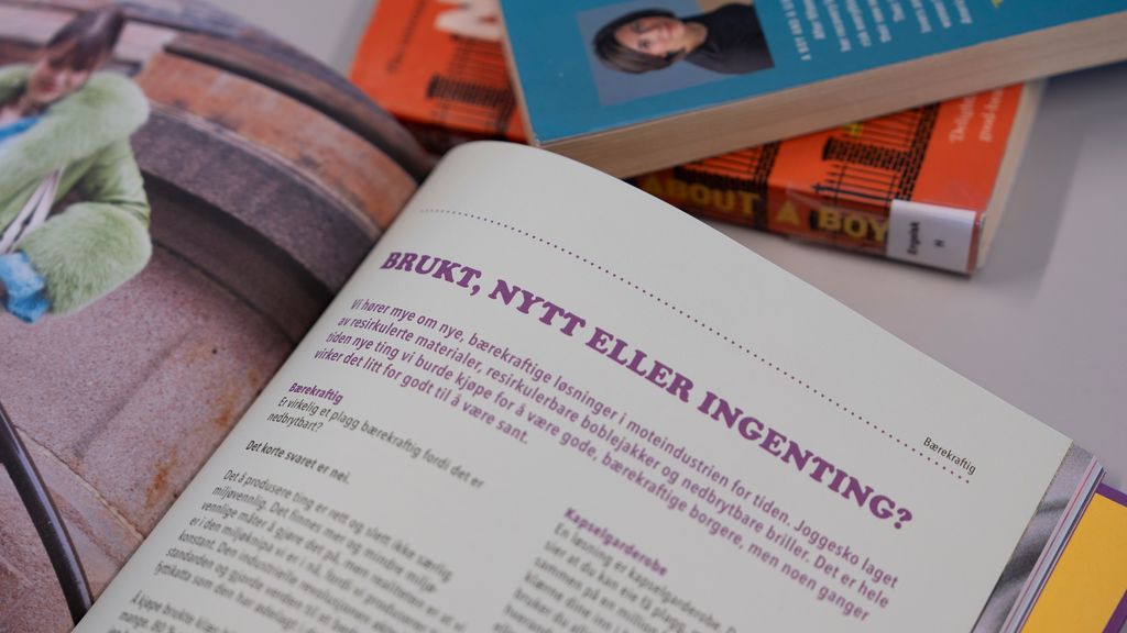 Ei åpen bok på et bord. Foto.