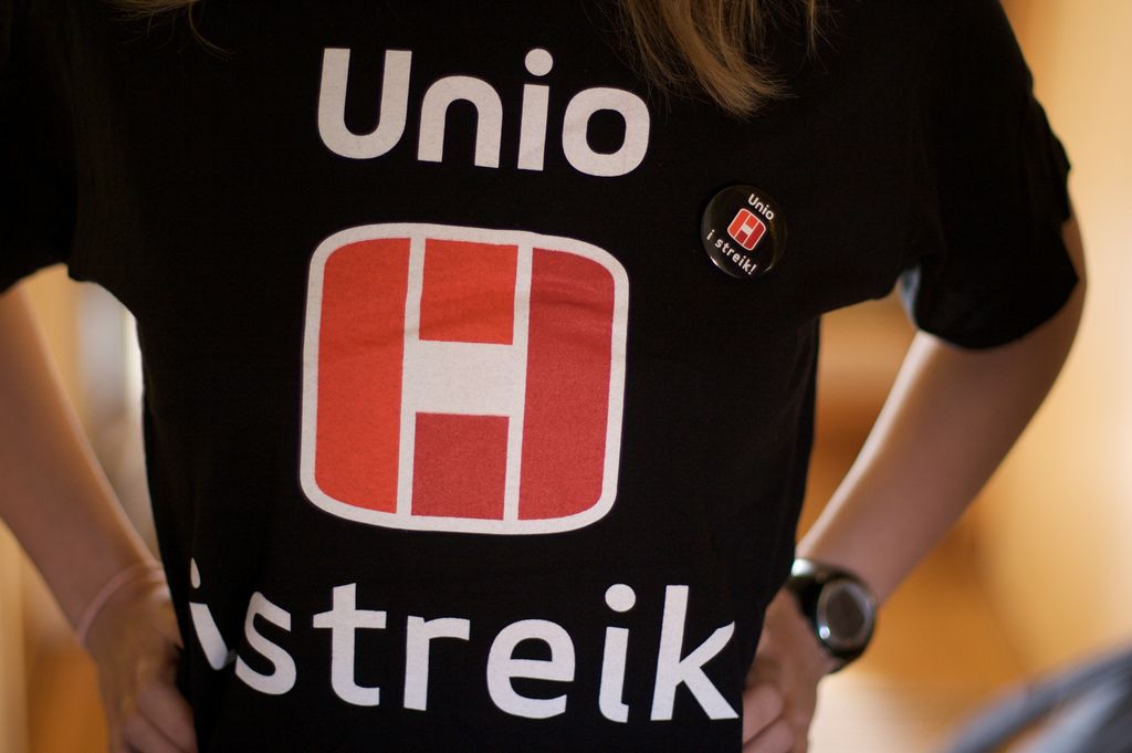 Person med T-skjorte som det står "Unio i streik" på. Foto.