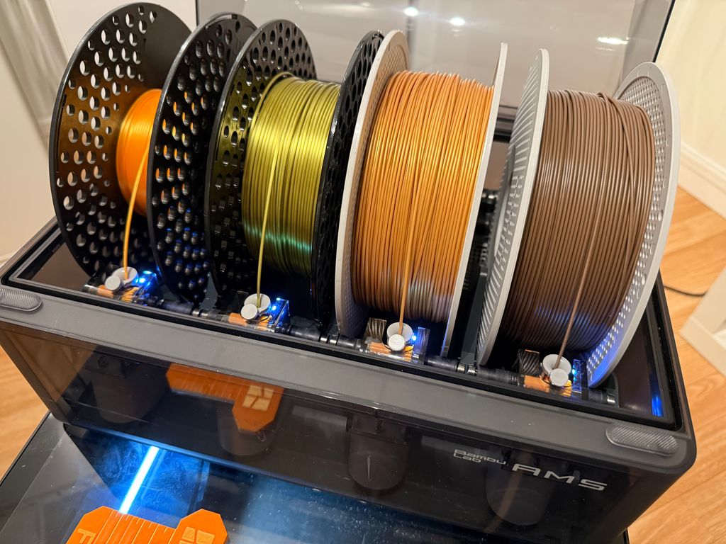 Maskin med fire tromler med plasttråd. Foto.