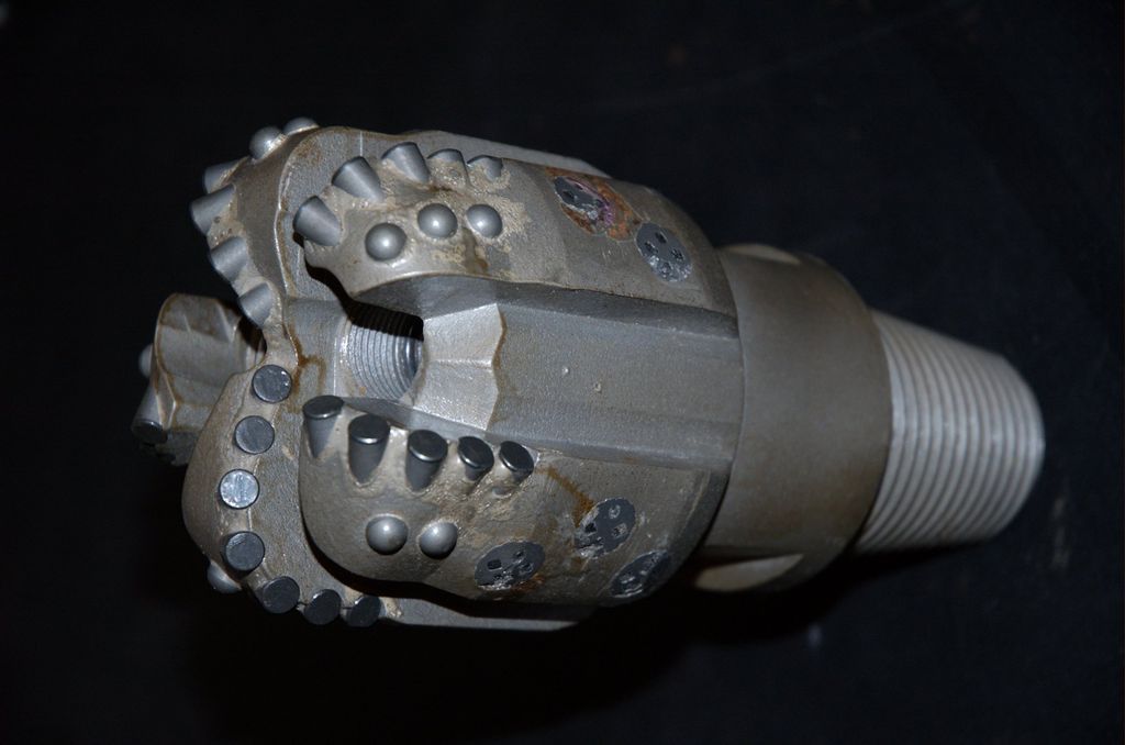 Borekrone med kunstig diamant montert på kutteflatene. Borekronetypen kalles PDC, som er en forkortelse av polycrystalline diamond. Foto.