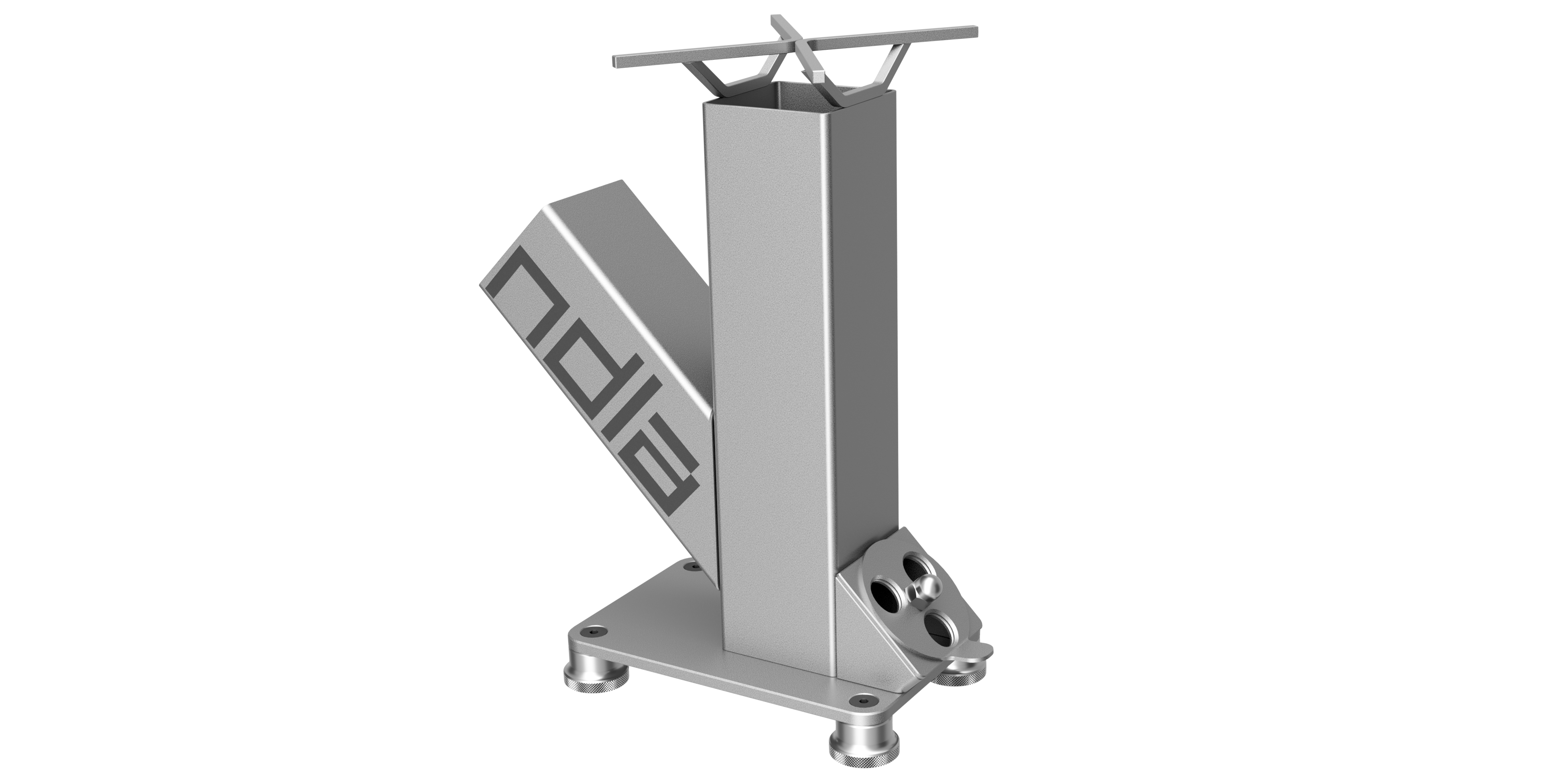 Liten vedovn i metall. Selve brennkammeret er et langt, stående, firkanta metallrør som er plassert på ei firkanta plate med fire bein. Vedtilførselen skjer gjennom et annet metallrør, som er sveisa fast til brennkammeret helt nederst og i skrå vinkel. På motsatt side av brennkammeret er det plassert en enkel ventil til å kontrollere lufttilførselen med. På toppen av brennkammeret er det sveisa på ei enkel rist. Foto.