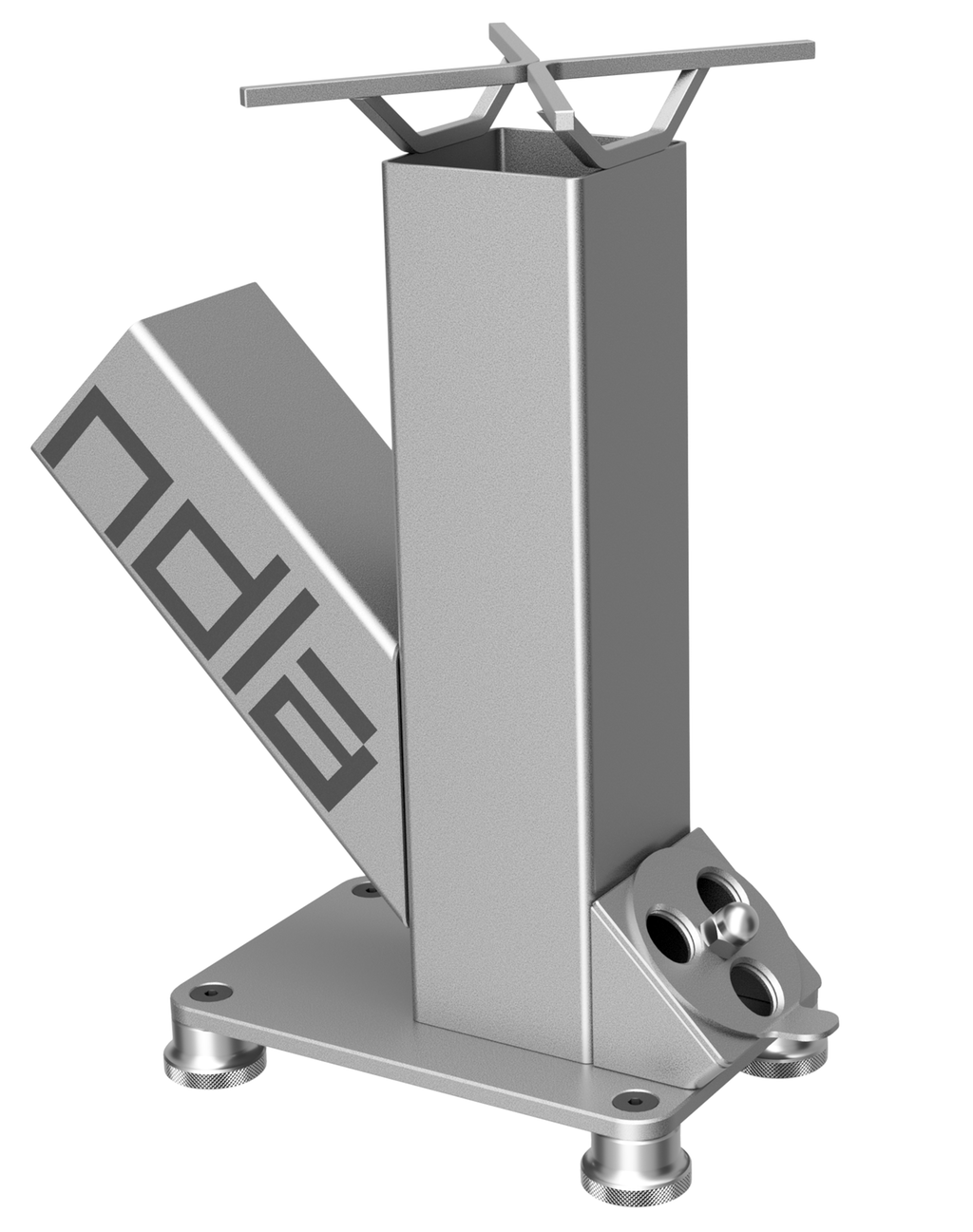 Liten vedovn i metall. Selve brennkammeret er et langt, stående, firkanta metallrør som er plassert på ei firkanta plate med fire bein. Vedtilførselen skjer gjennom et annet metallrør, som er sveisa fast til brennkammeret helt nederst og i skrå vinkel. På motsatt side av brennkammeret er det plassert en enkel ventil til å kontrollere lufttilførselen med. På toppen av brennkammeret er det sveisa på ei enkel rist. Foto.