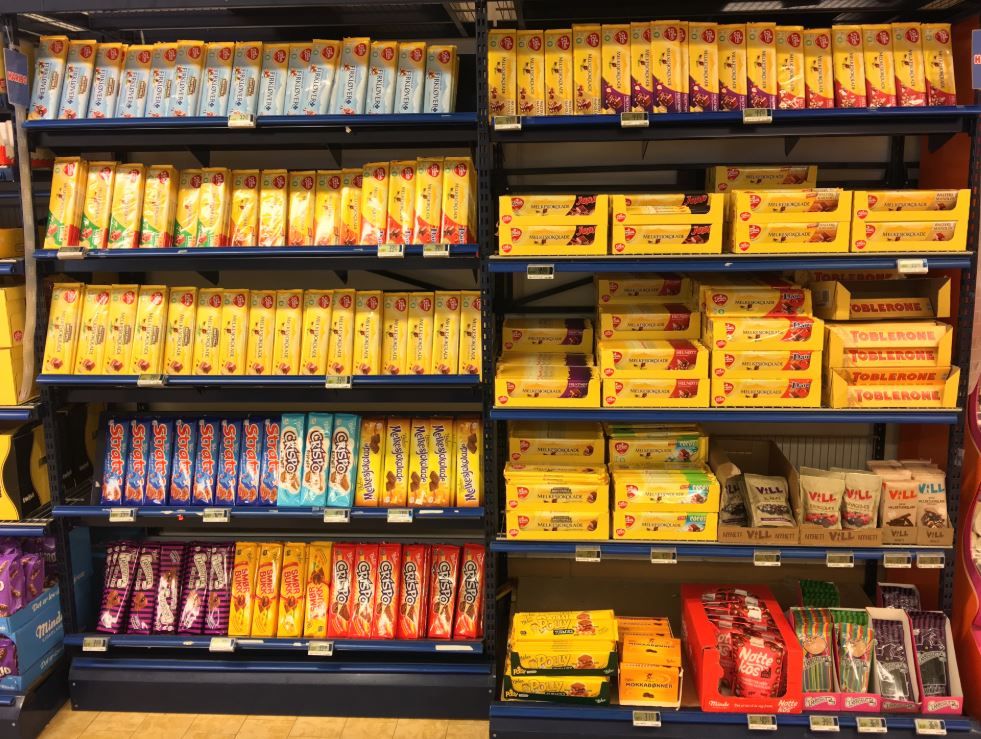 Fotografi som viser mange ulike typer sjokolade i butikkhyller.