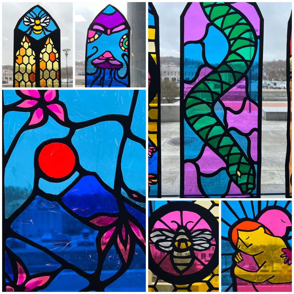 Kollasj av detaljer i ulike glassmalerier. Foto.