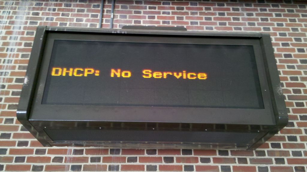 Et elektronisk skilt med teksten "DHCP: No Service". Foto.
