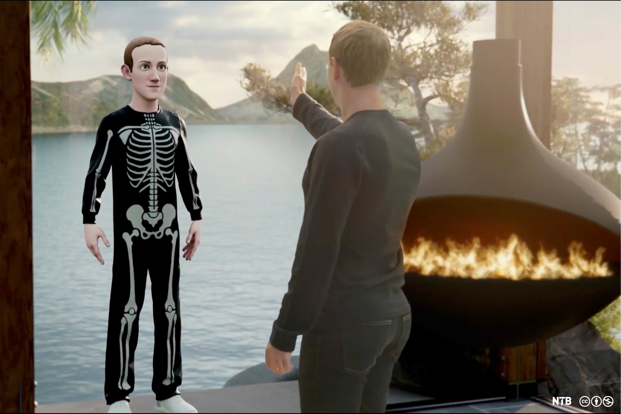 Bilde av en mann i mørk bukse og genser som snakker med en digital avatar av seg selv. Avataren har skjellettkostyme. I bakgrunnen ser vi en futuristisk peis og et naturlandskap med fjell og vann.