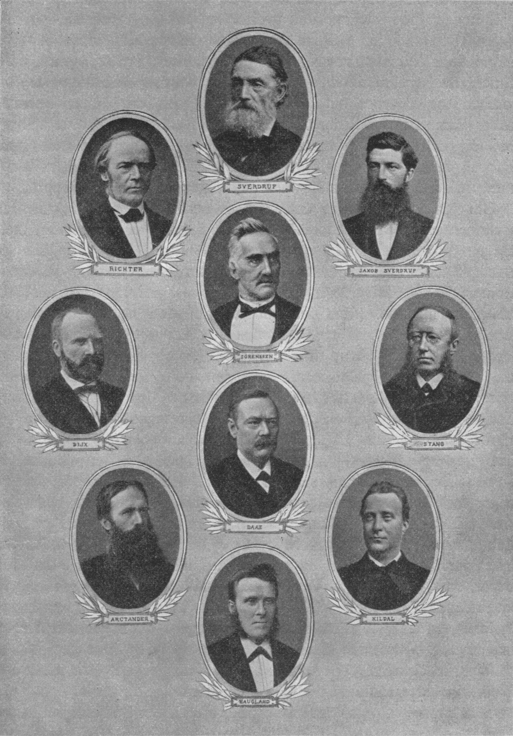 Plansje med portretter i svart-hvitt. Foto.