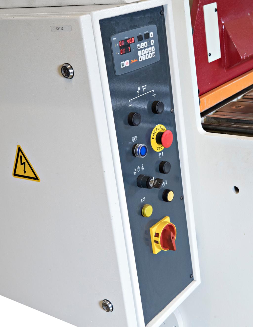 Betjeningspanel med nødstopp for platesaks. Foto.