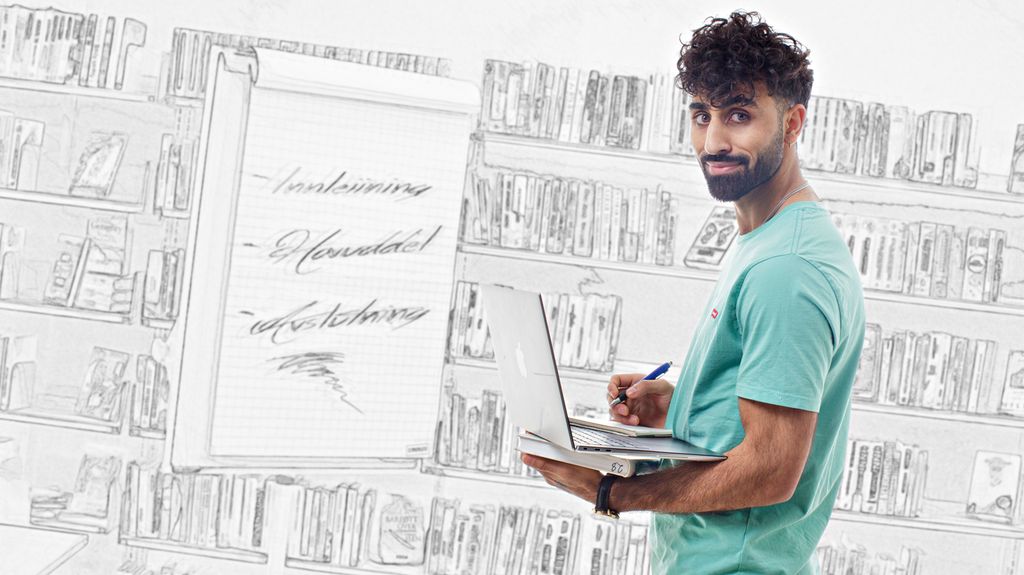 Elev med pc, bok og notatblokk med ein flippover i bakgrunnen. På flippoveren står det skrive: Innleiing, Hovuddel og Avslutning. Foto.