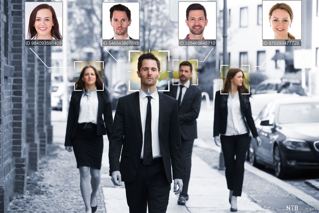 To menn og to kvinner gjenkjent på gaten ved hjelp av ansiktsgjenkjenning. Foto.