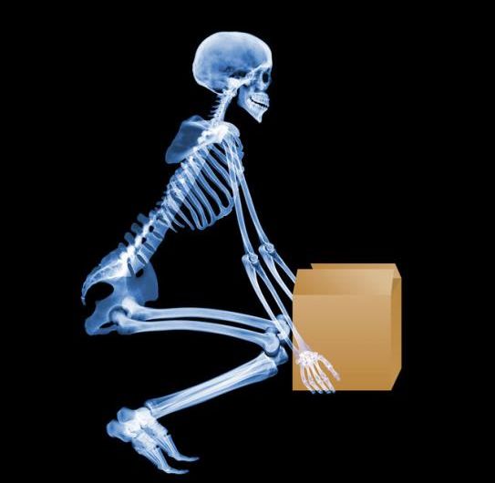 Røntgenbilde av menneske som løfter en eske. Illustrasjon.