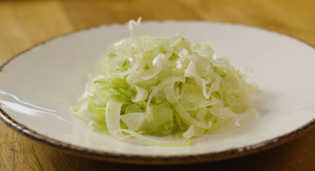 En fennikelsalat pent anrettet på tallerken. Foto.